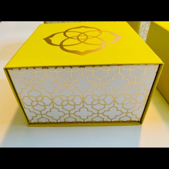 Kendra Scott gift wrap boxes with bow - Picture 5 of 7